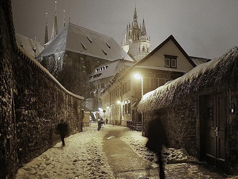 Adventszeit und Weihnachtsmarkt in der Privatpraxis Paudler für Manuelle Therapie, OMT und Krankengymnastik im winterlichen Erfurt.